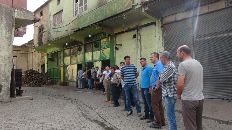 Cizre'de uzun ekmek kuyrukları oluştu