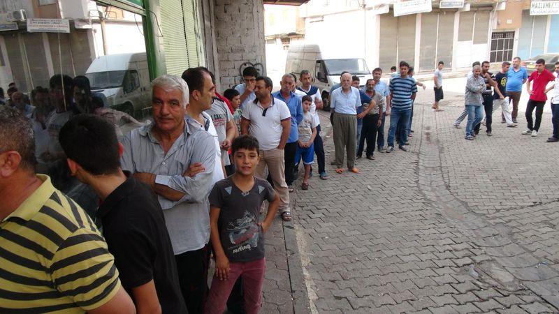 Cizre'de uzun ekmek kuyrukları oluştu