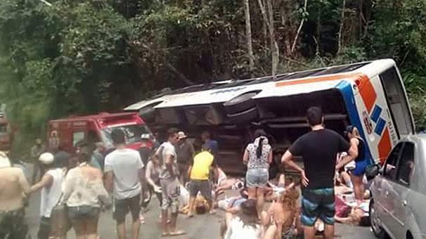 Brezilya'da otobüs uçuruma yuvarlandı