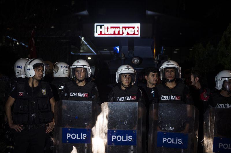 Hürriyet gazetesi binasında protesto