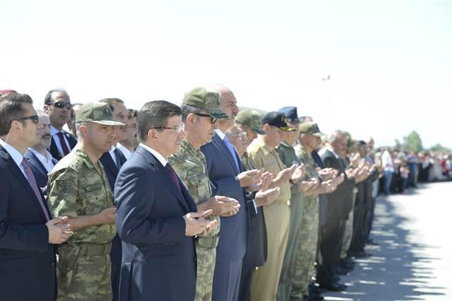 Şehitler için düzenlenen törende Davutoğlu ağladı