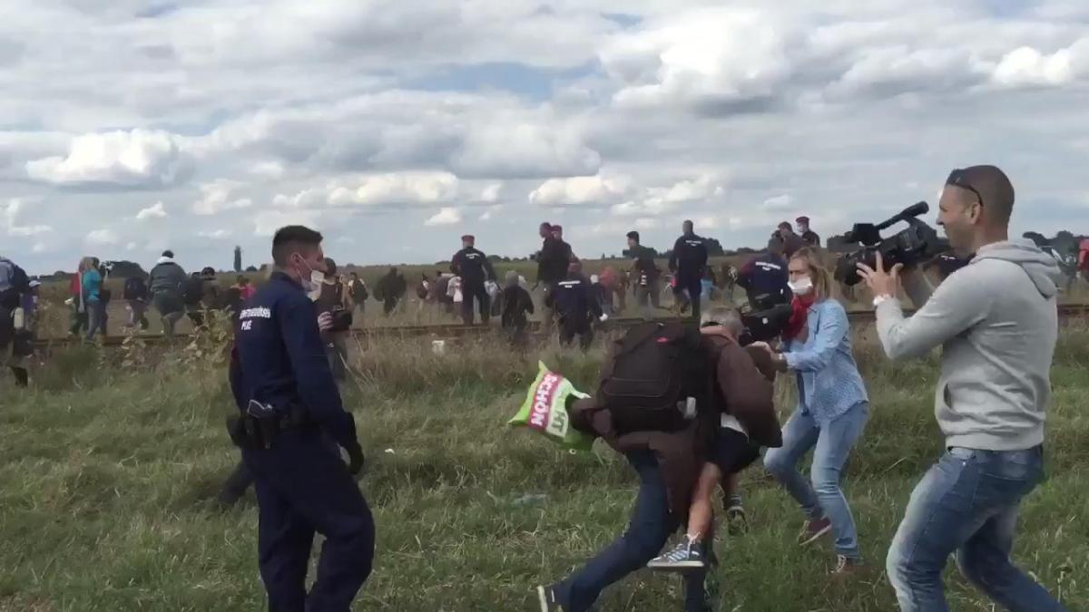 Kadın kameraman mülteciye çelme taktı İZLE