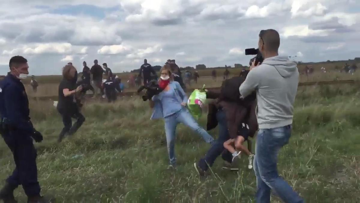 Kadın kameraman mülteciye çelme taktı İZLE