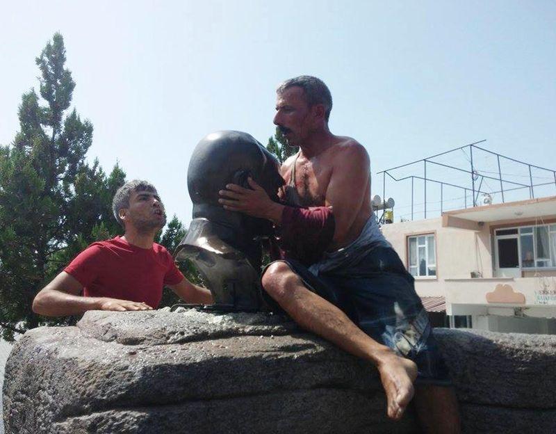 Peşmerge kıyafeti giyen kişiye Atatürk büstü öptürüldü