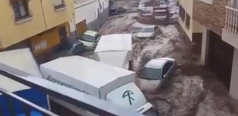 İspanya'da sel hayatı felç etti