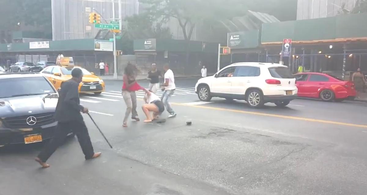 Kadınlar trafiğe aldırmadan kıyasıya kavga etti