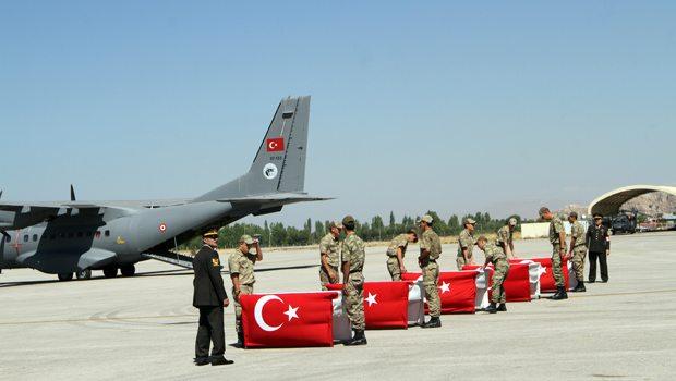 Şehitler için düzenlenen törende Davutoğlu ağladı