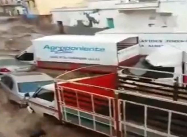 İspanya'da sel hayatı felç etti