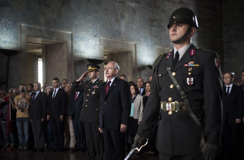 CHP 92. kuruluş yıl dönümünü Anıtkabir'de kutladı