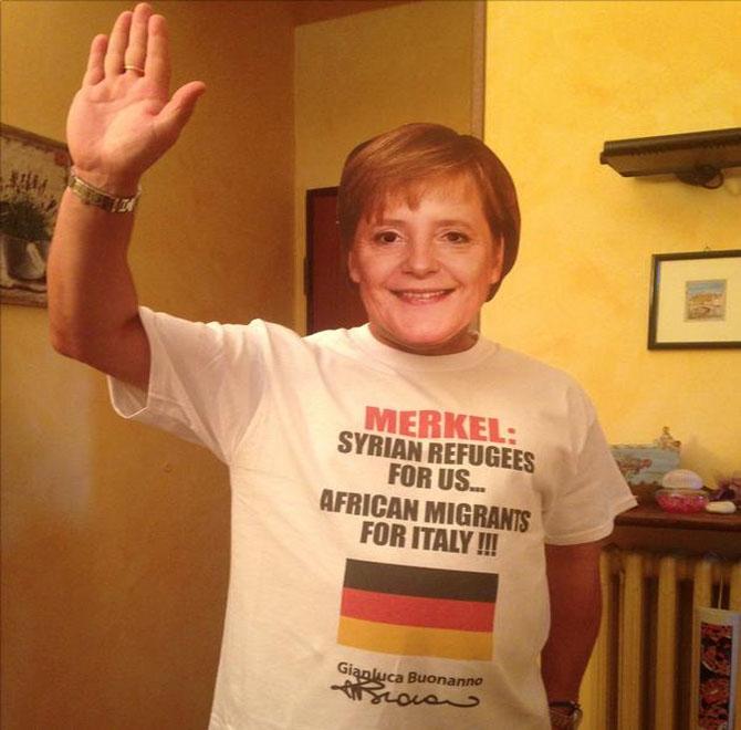 İtalyan vekilden Merkel maskeli protesto