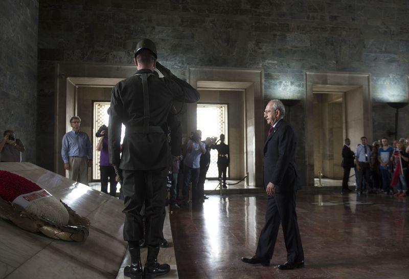 CHP 92. kuruluş yıl dönümünü Anıtkabir'de kutladı