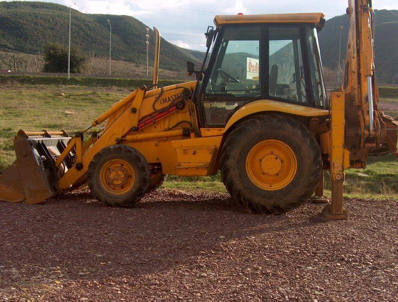 Silvan'da belediye araçlarına el konuldu