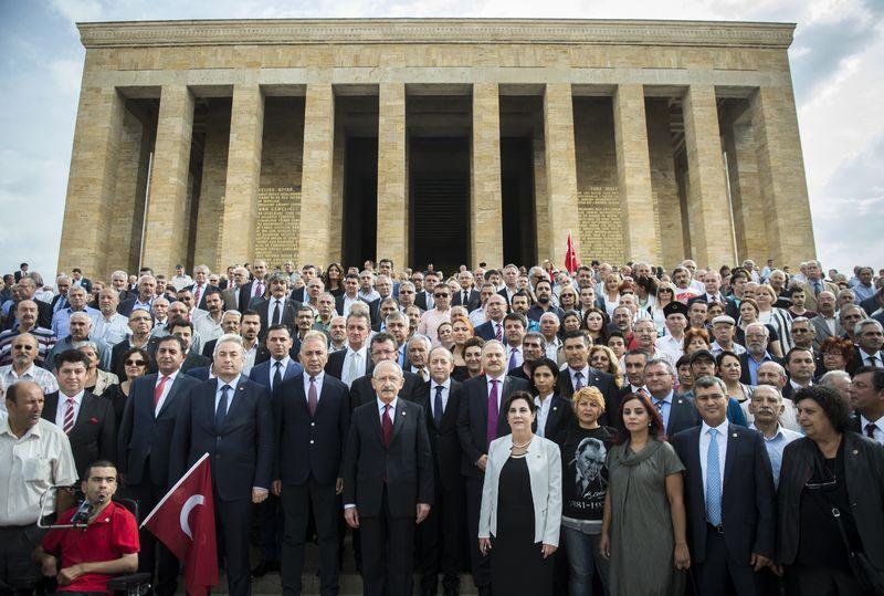CHP 92. kuruluş yıl dönümünü Anıtkabir'de kutladı