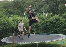 Trambolinde zıplayan adam düşerek kolunu kırdı