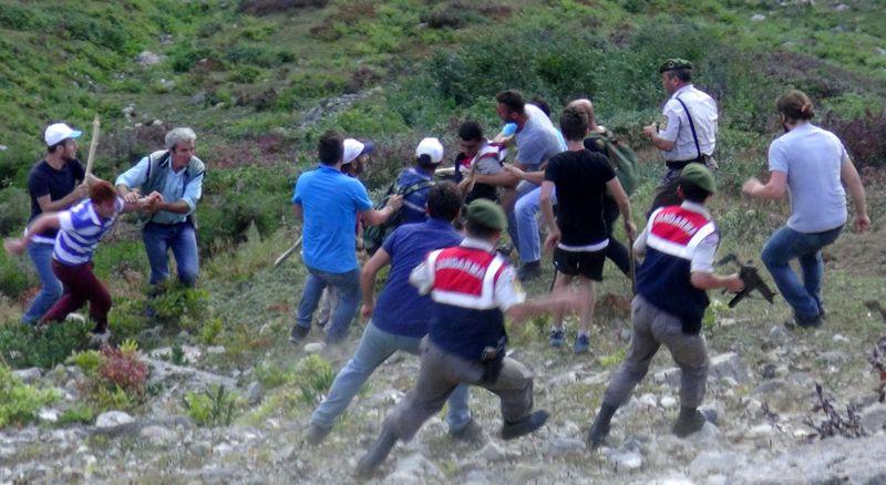 Rize'de köylüler askere saldırdı