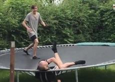 Trambolinde zıplayan adam düşerek kolunu kırdı