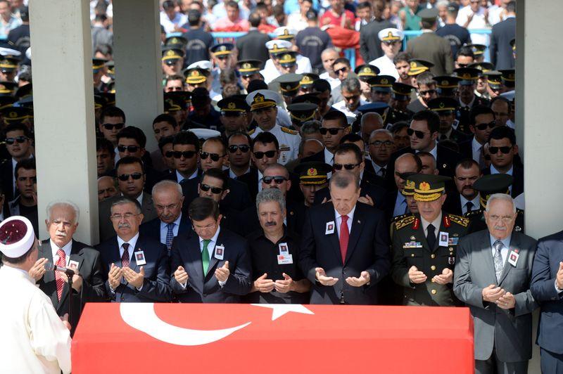 Doğu Perinçek şehit Okan Taşan'ın cenazesine katıldı