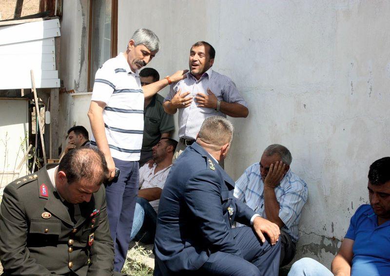 Şehit yakınının dükkanına Kürt oldukları için saldırdılar