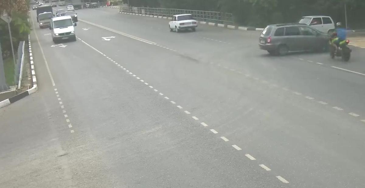 Motosiklet otomobile hızla çarptı