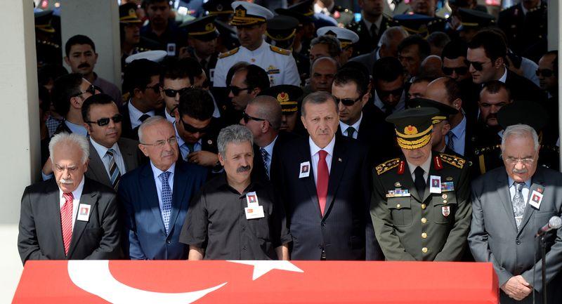 Doğu Perinçek şehit Okan Taşan'ın cenazesine katıldı