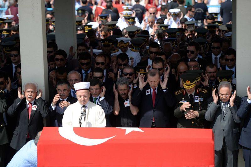 Doğu Perinçek şehit Okan Taşan'ın cenazesine katıldı