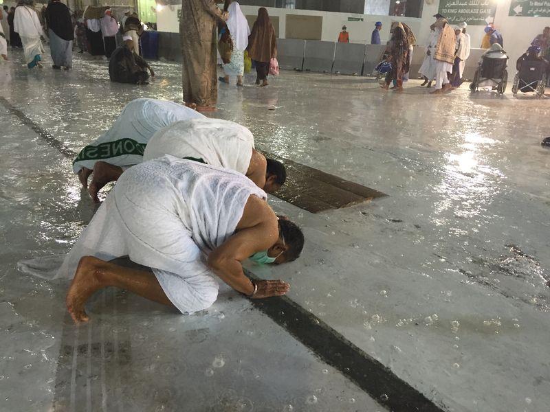 Kabe'de hacı adaylarına yağmur sürprizi