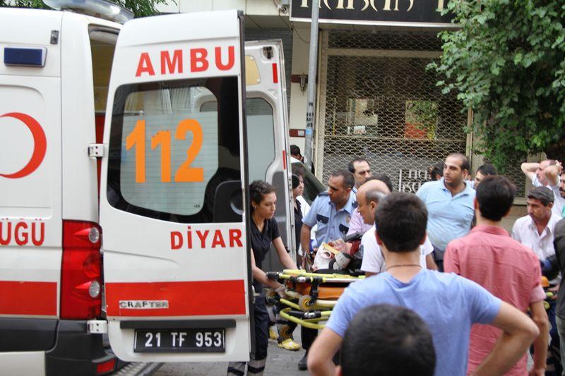 Diyarbakır'da çorba içen polislere saldırı: 3 polis yaralı