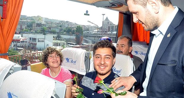 Alperen Ocakları doğuya giden yolculara gül dağıttı