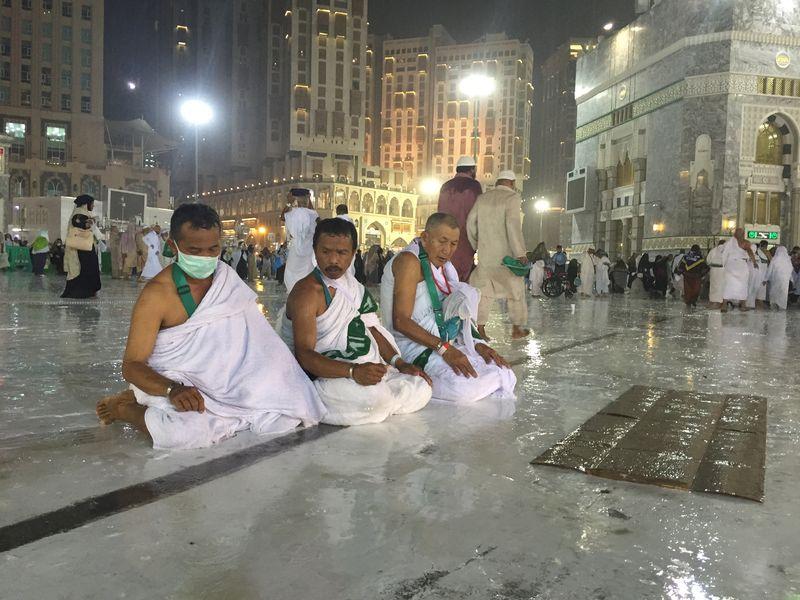 Kabe'de hacı adaylarına yağmur sürprizi