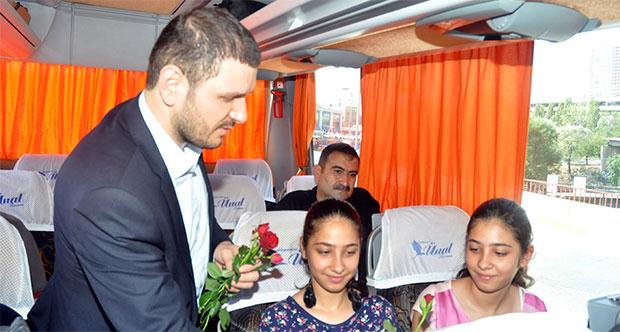 Alperen Ocakları doğuya giden yolculara gül dağıttı