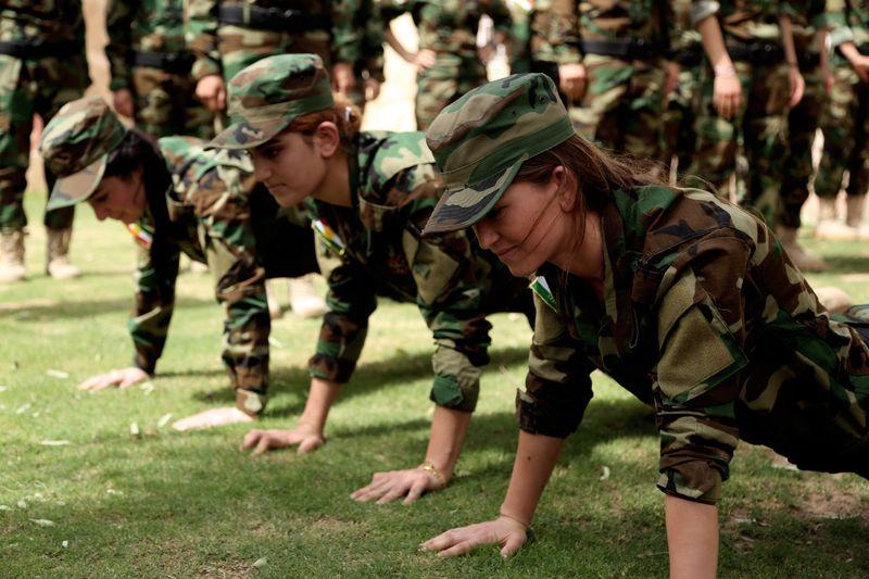 Ezidi kadınlar IŞİD'e karşı silahlandı