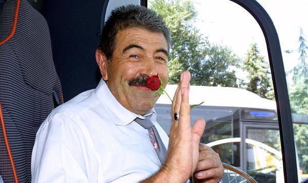 Alperen Ocakları doğuya giden yolculara gül dağıttı