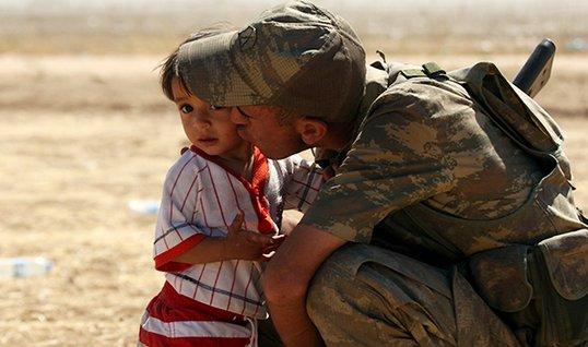 Suriyeli sığınmacılara Mehmetçik'ten şefkat eli