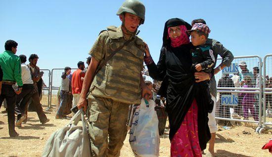 Suriyeli sığınmacılara Mehmetçik'ten şefkat eli