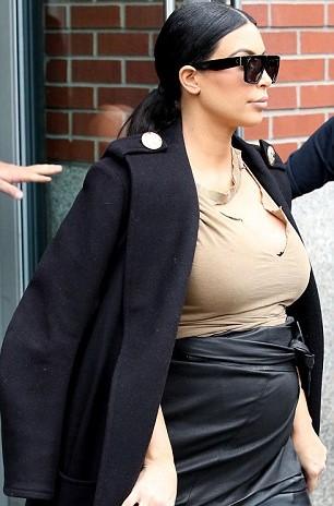 Kim Kardashian giydiği etekle tepki topladı