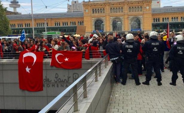 Almanya'da PKK'yı protesto mitinginde olaylar çıktı