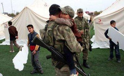 Suriyeli sığınmacılara Mehmetçik'ten şefkat eli