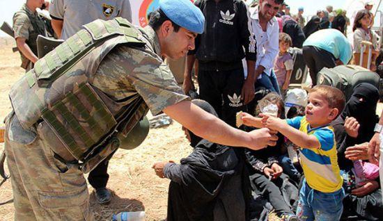 Suriyeli sığınmacılara Mehmetçik'ten şefkat eli