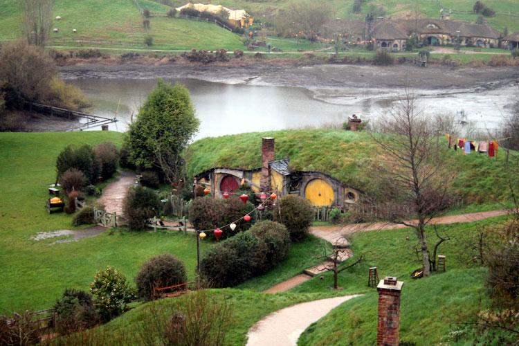 Hobbit Köyü'ndeki evler yapısıyla büyülüyor