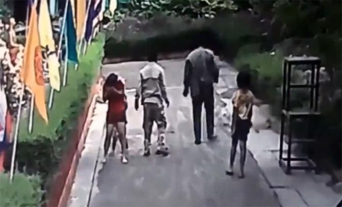 Boşanmak isteyen eşinin yüzüne kezzap attı