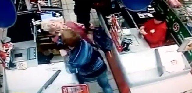 Yaşlı kadın tek yumrukla yere serildi