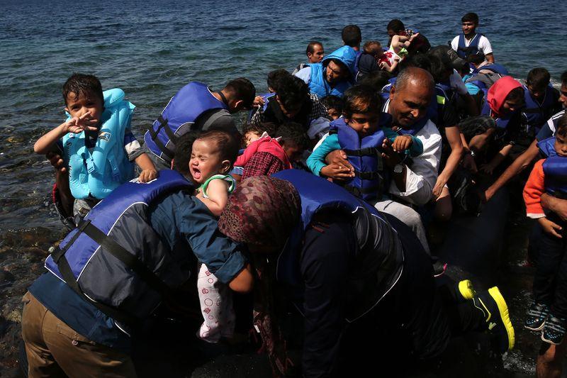 Midilli açıklarında batan bottaki mülteciler görüntülendi