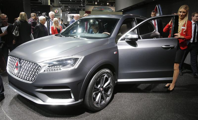 BMW'nin CEO'su fuarda baygınlık geçirdi