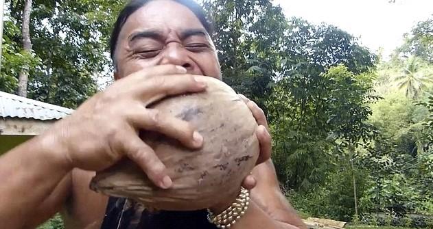 Filipinli adam hindistan cevizini dişleriyle parçaladı