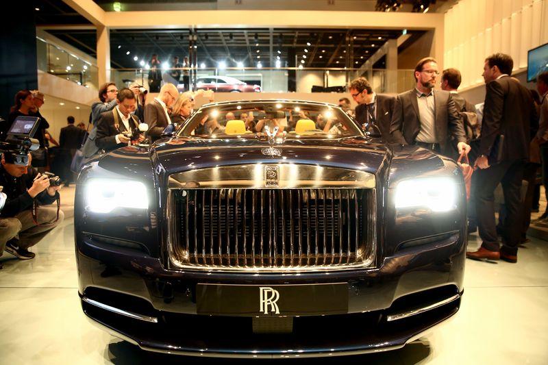 BMW'nin CEO'su fuarda baygınlık geçirdi