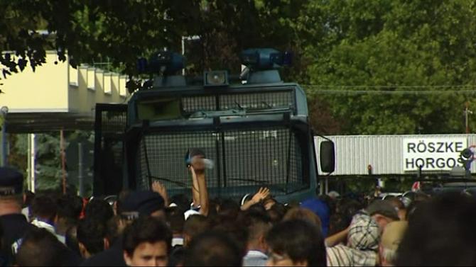 Macar polisinden sığınmacılara biber gazlı müdahale