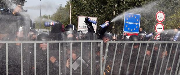 Macar polisinden sığınmacılara biber gazlı müdahale