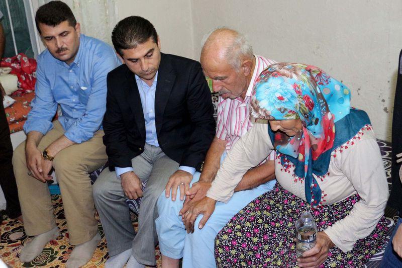 Şehit evine kameralarla giden kaymakam haber de yaptırdı