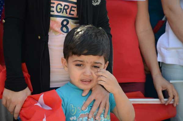 Şehit çocuğunun gözyaşları