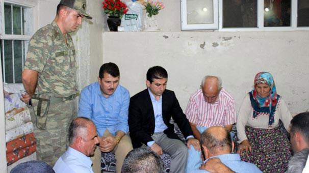 Şehit haberini ailesine kameralar eşliğinde verdiler